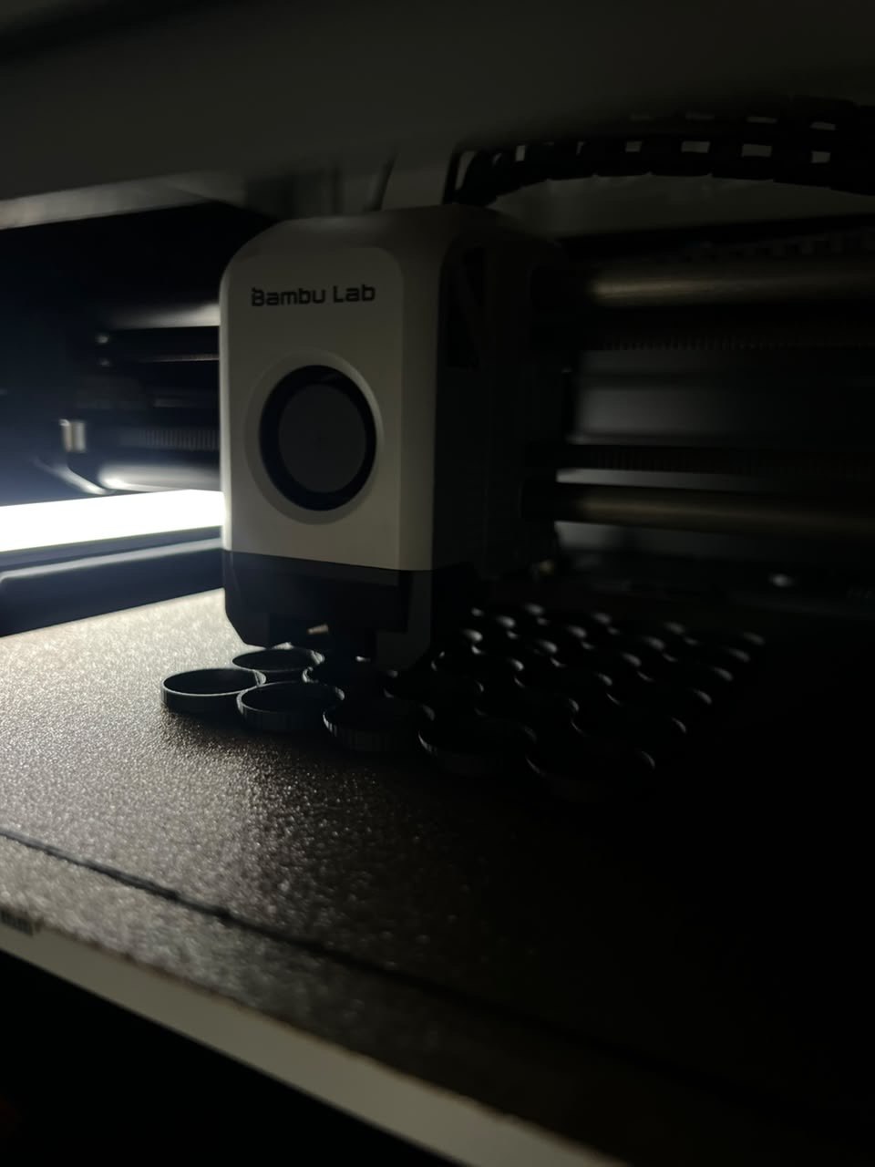 3D-принтер Bambu Lab під час друку